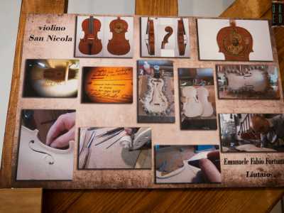 Veniamo poi colpiti da una cornice su cui sono poste alcune foto e la dicitura �Violino San Nicola�. �Nel 2018 � spiega � si tenne un evento alla Basilica di Bari per il quale realizzai appositamente uno strumento dedicato al Patrono, costruito su un modello di Antonio Stradivari�
